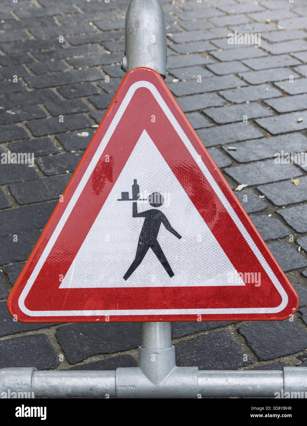 Panneau d'avertissement triangulaire sur pavés représentant une figure stylisée avec un plateau, province de Frise, pays-Bas Banque D'Images