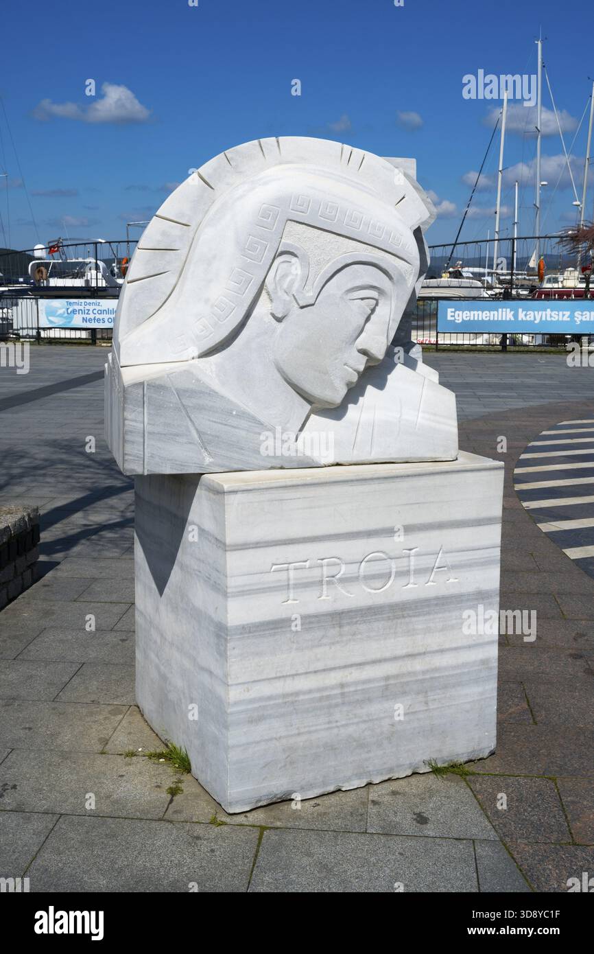 Une sculpture en marbre avec l'inscription 'Troia' sur le port, bateaux en arrière-plan, Canakkale, Canakkale, région de Marmara, Turquie Banque D'Images