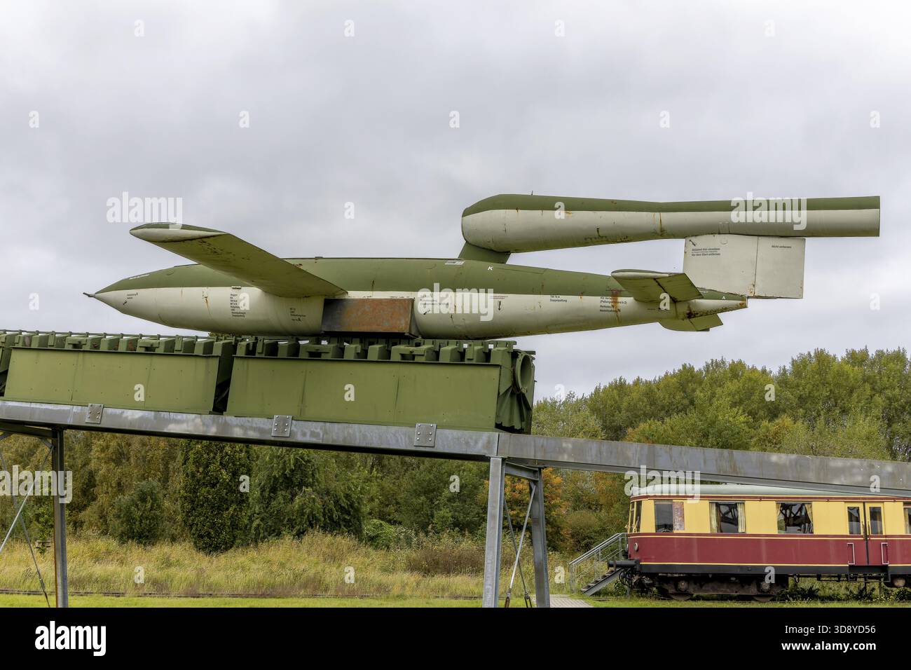 Modèle de la fusée NS V1 devant le pas de lancement de la seconde Guerre mondiale dans le Peenemuende Historical Technical Museum, Peenemuende, Usedom Isl Banque D'Images