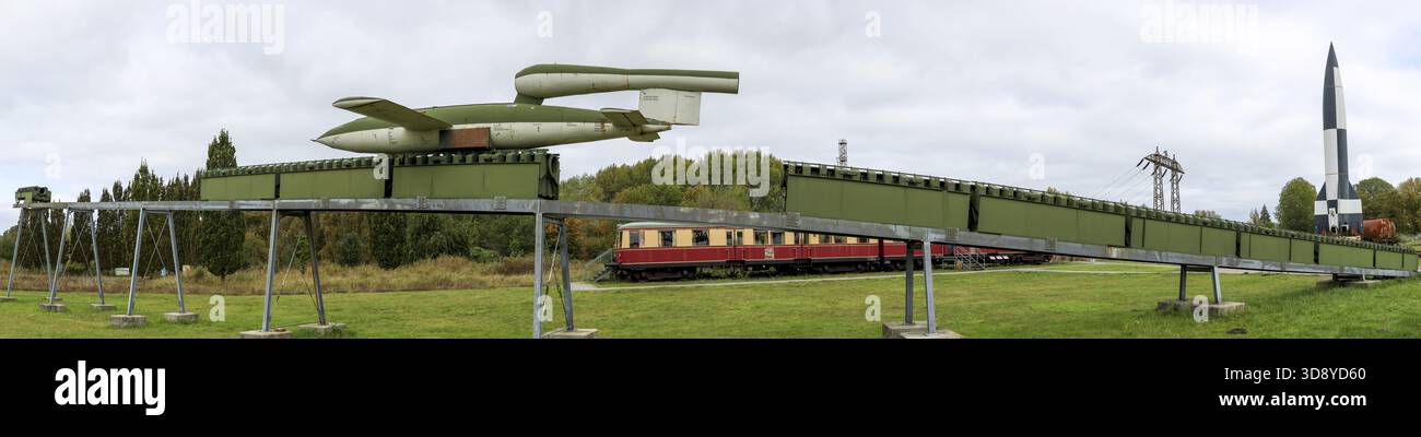 Photo panoramique de la rampe de lancement avec modèle de la fusée NS V1 de la seconde Guerre mondiale et modèle de la fusée NS V2 dans la technique historique de Peenemuende Banque D'Images