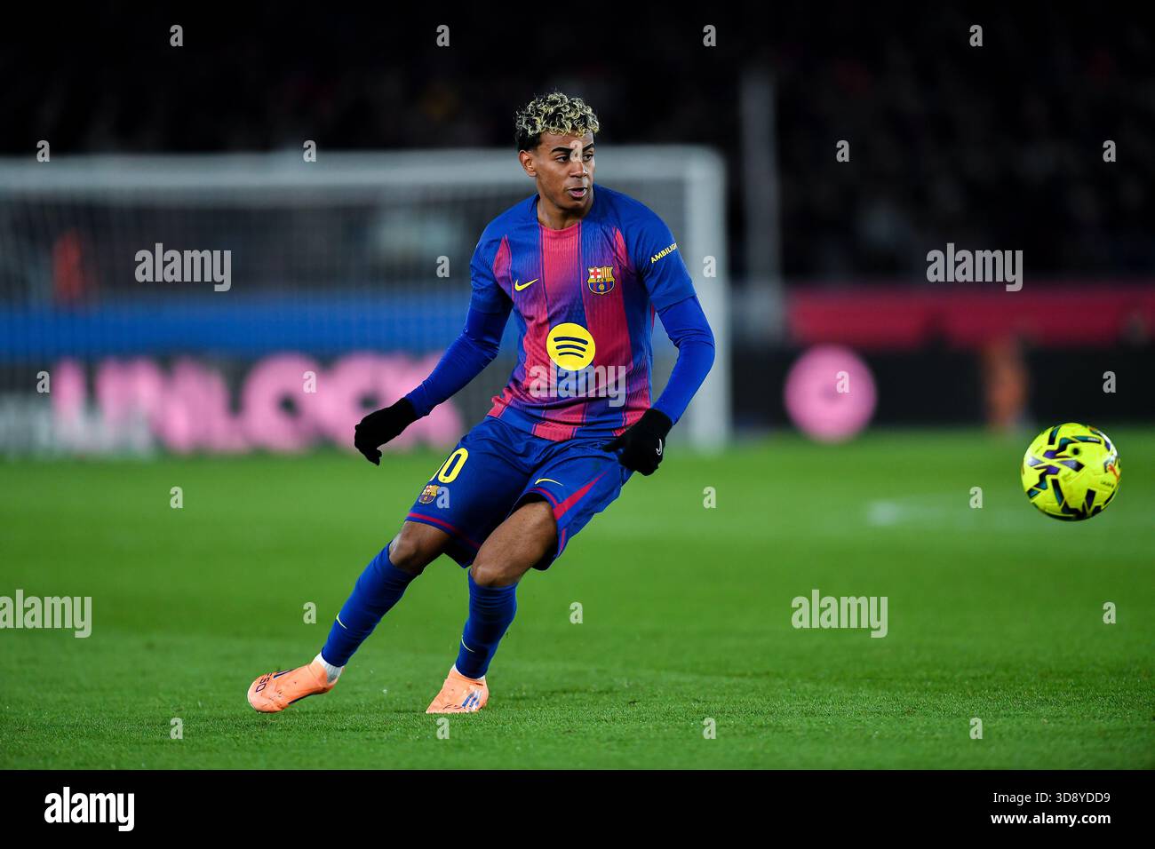 Barcelone, ESP. 02 décembre 2025. FC BARCELONE vs ATLETICO MADRID 2 décembre 2025 Lamine Yamal (10) du FC Barcelone lors du match entre le FC Barcelone et l'Atletico Madrid correspondant à la dix-neuvième journée (match avancé) de la Liga EA Sports au Spotify Camp Nou à Barcelone, Espagne. Crédit : Rosdemora/Alamy Live News Banque D'Images