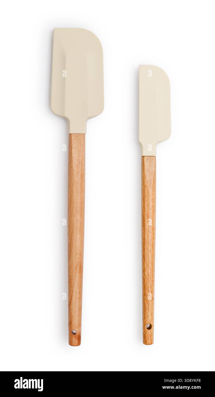 Mélangeur en silicone et spatule grattoir avec manche en bois isolé sur fond blanc Banque D'Images
