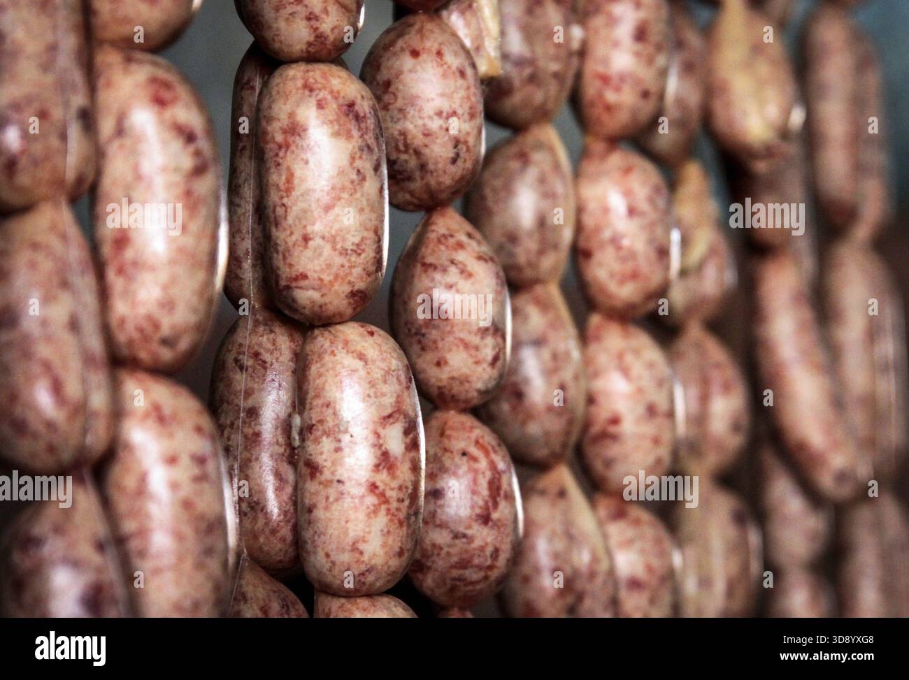 Les saucisses sur la vente dans le marché du village africain Banque D'Images