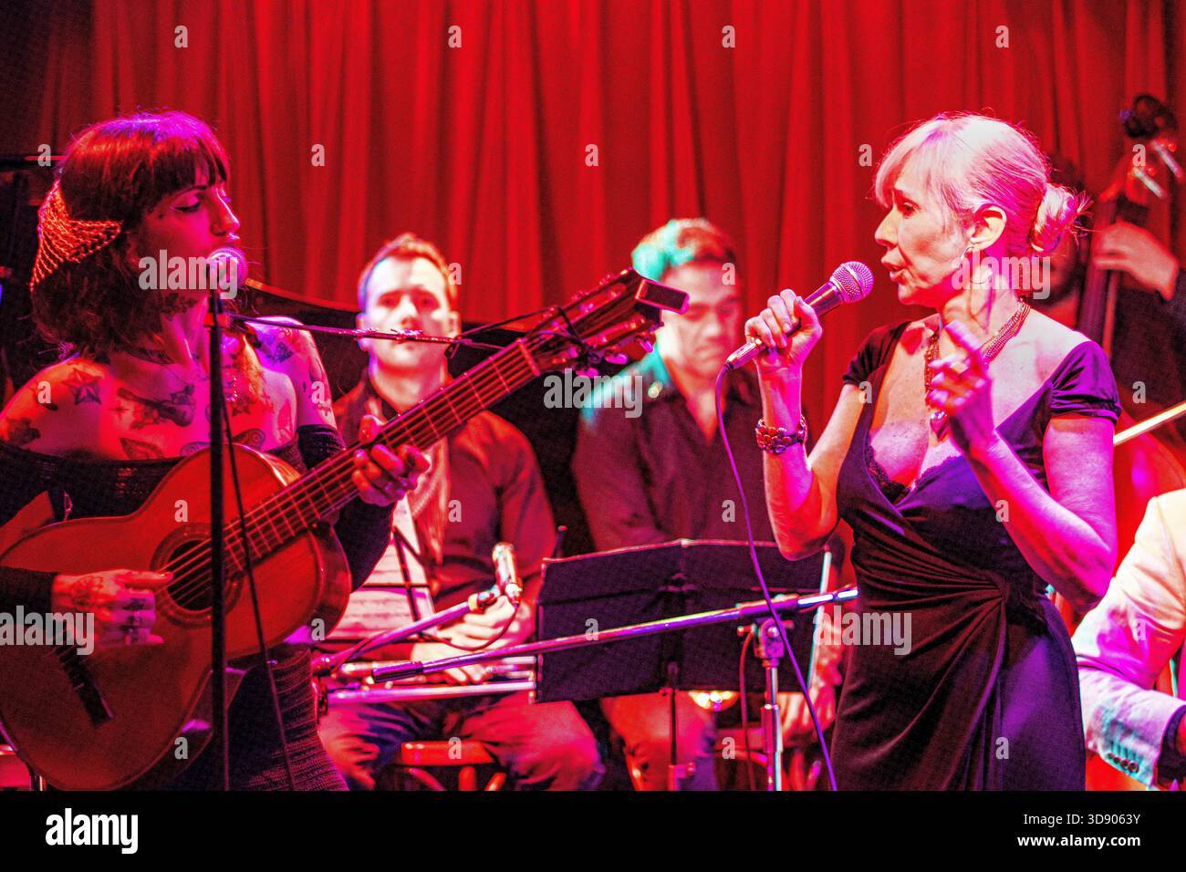 Inés Estévez, Mel Muñiz et son groupe dans un spectacle live. Les chanteurs argentins lors d'un concert à Buenos Aires (2 mars 2024) Banque D'Images