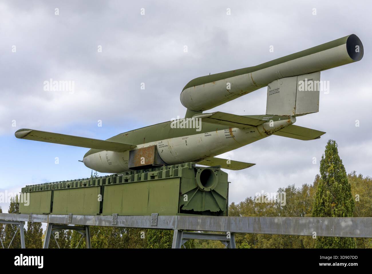 Modèle de la fusée NS V1 devant le pas de lancement de la seconde Guerre mondiale dans le Peenemuende Historical Technical Museum, Peenemuende, Usedom Isl Banque D'Images