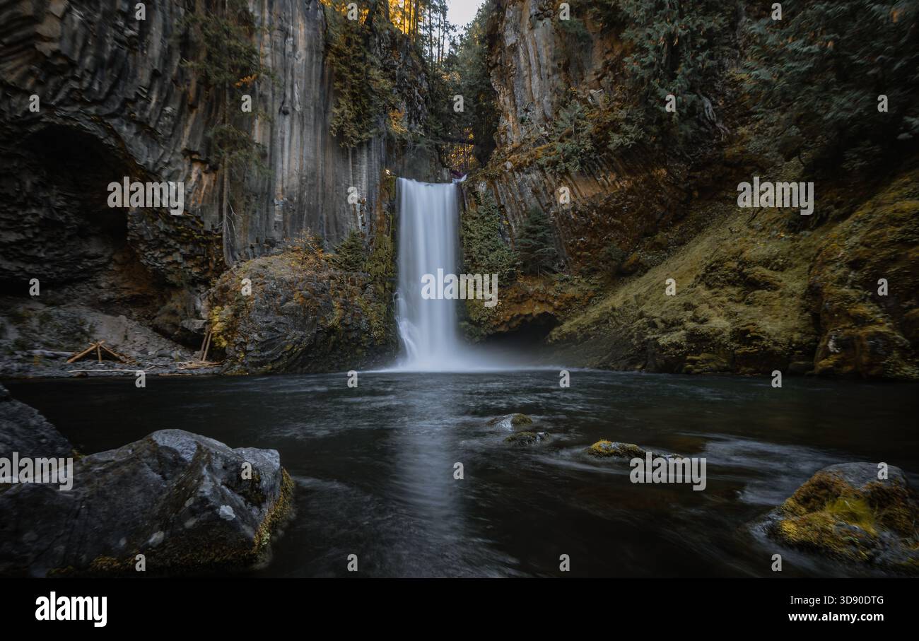 Chute d'eau Toketee Falls se précipitant dans la saison d'automne. Banque D'Images