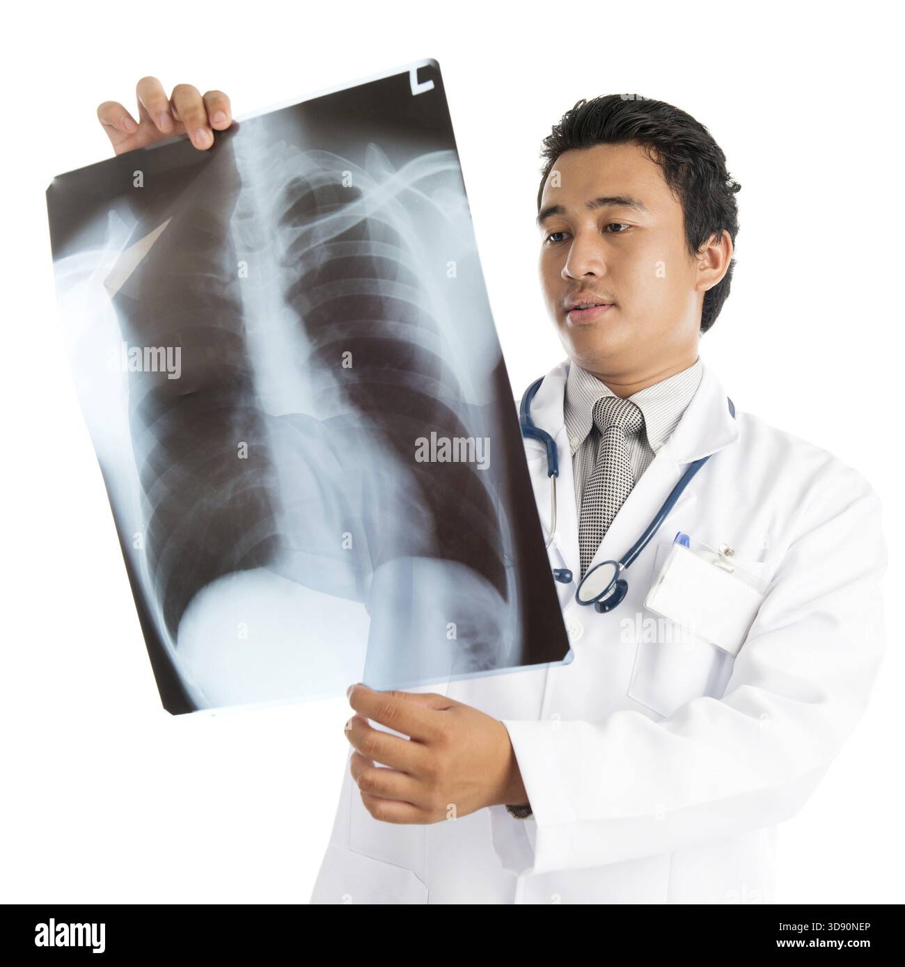 Attrayant jeune médecin masculin d'Asie du Sud-est examinant l'image de balayage de rayons X, debout isolé sur fond blanc Banque D'Images