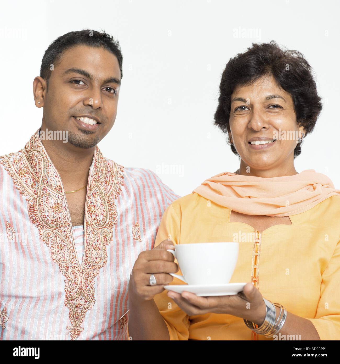 Portrait de la famille indienne heureuse à la maison. Mère indienne mature des années 50 et fils adulte des années 30 Banque D'Images