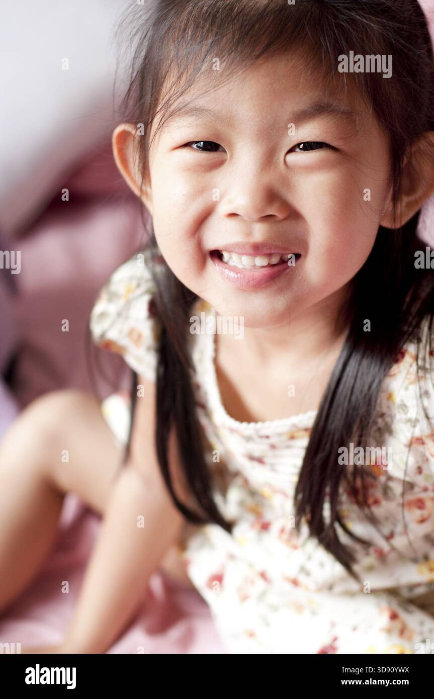 5 ans happy Asian girl smiling Banque D'Images