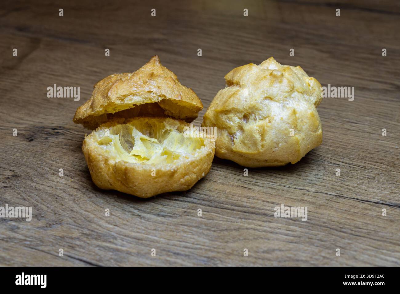 pâtisseries feuilletées à la crème fraîchement cuites sur une surface en bois Banque D'Images