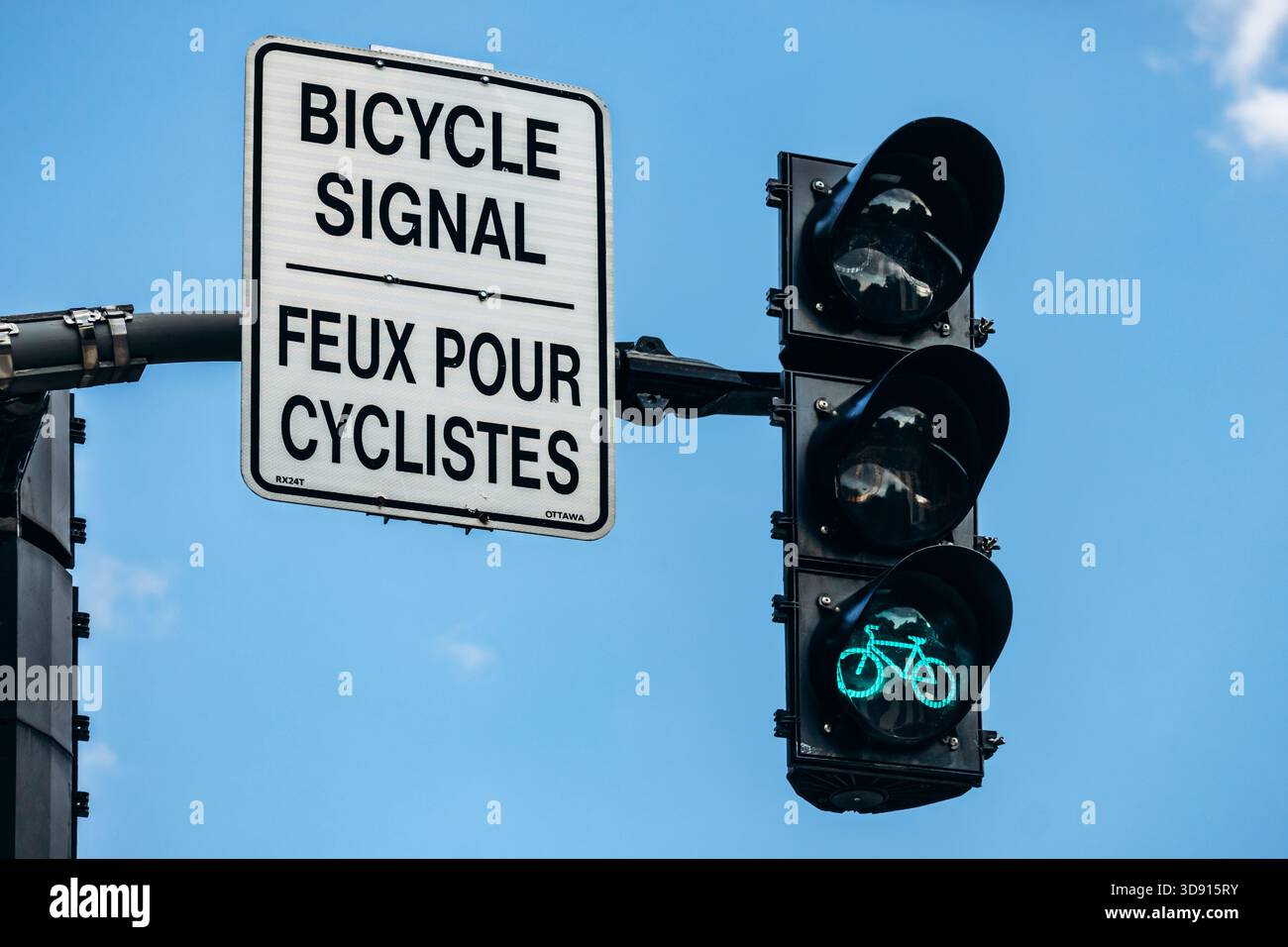 Ottawa, Canada - 13 août 2025 : feu de circulation à vélo au centre-ville d'Ottawa avec un panneau routier bilingue indiquant Bicycle signal feux pour cyclistes et Banque D'Images