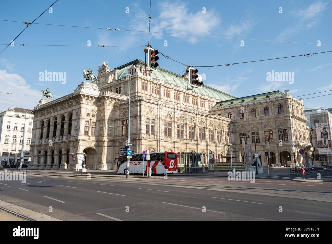 Vienne, Autriche - 17 août 2024 : L'Opéra d'État de Vienne vu d'un coin de rue, avec sa grandeur et son design néoclassique. Banque D'Images