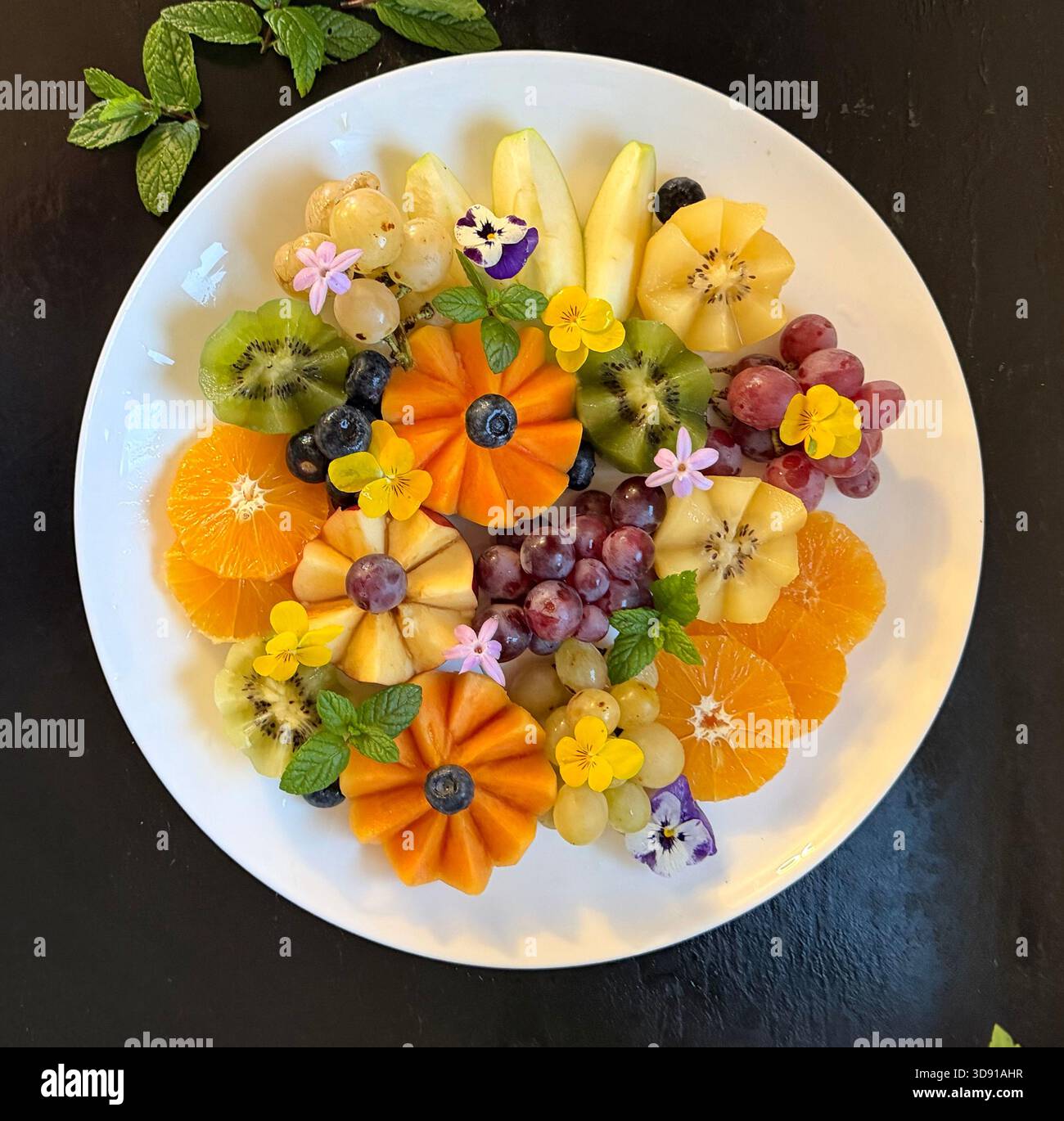 Assiette de fruits tropicaux avec fleurs Banque D'Images