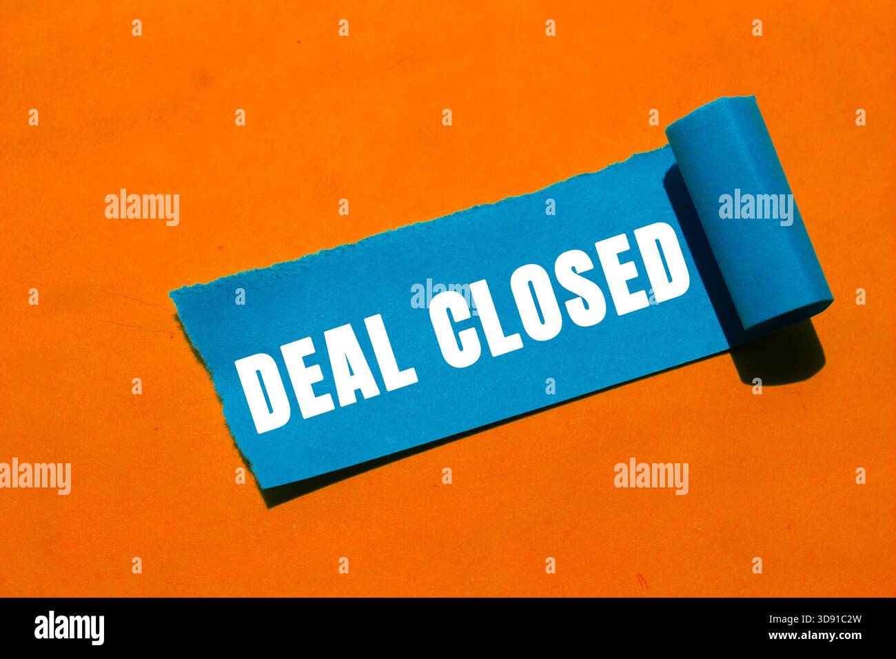 Message de transaction clôturée écrit sur fond de papier déchiré déchiré. Symbole de transaction conceptuelle conclue. Copier l'espace. Banque D'Images