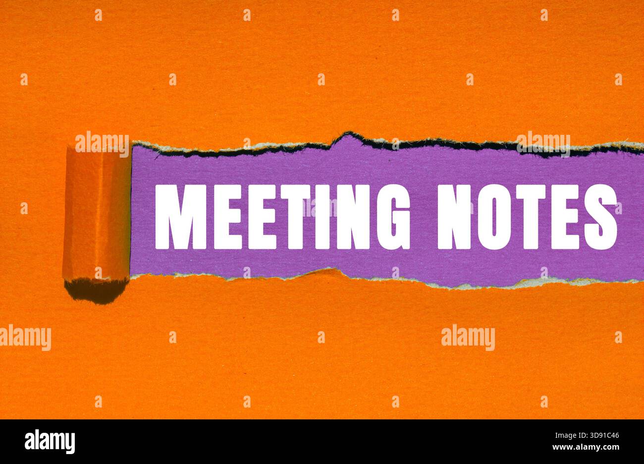 Message de notes de réunion écrit sur fond de papier déchiré déchiré. Symbole Notes de réunion conceptuelles. Copier l'espace. Banque D'Images