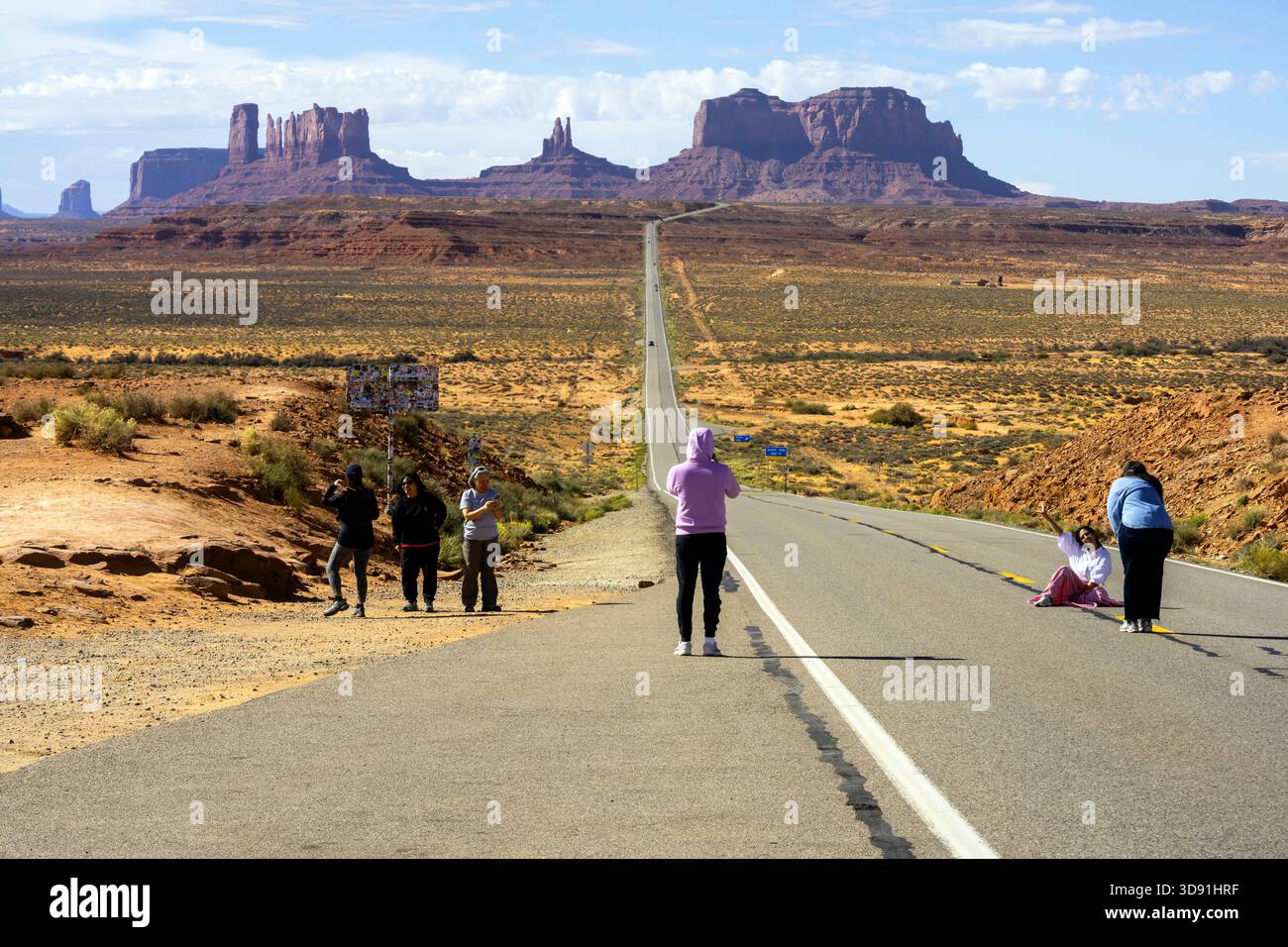 Touristes prenant des photos de l'emblématique Monument Valley depuis l'autoroute 163. Frontière Arizona-Utah aux États-Unis. Une région désertique de sable rouge est bien connue pour le Banque D'Images