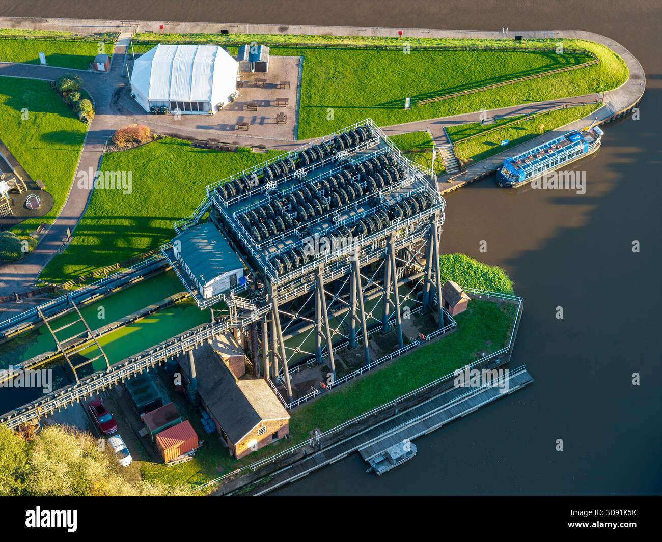 WINNINGTON, CHESHIRE, ANGLETERRE - 17 NOVEMBRE 2025 : Anderton Boat Lift sur la rivière Weaver, près de Northwich, Cheshire, Angleterre Banque D'Images