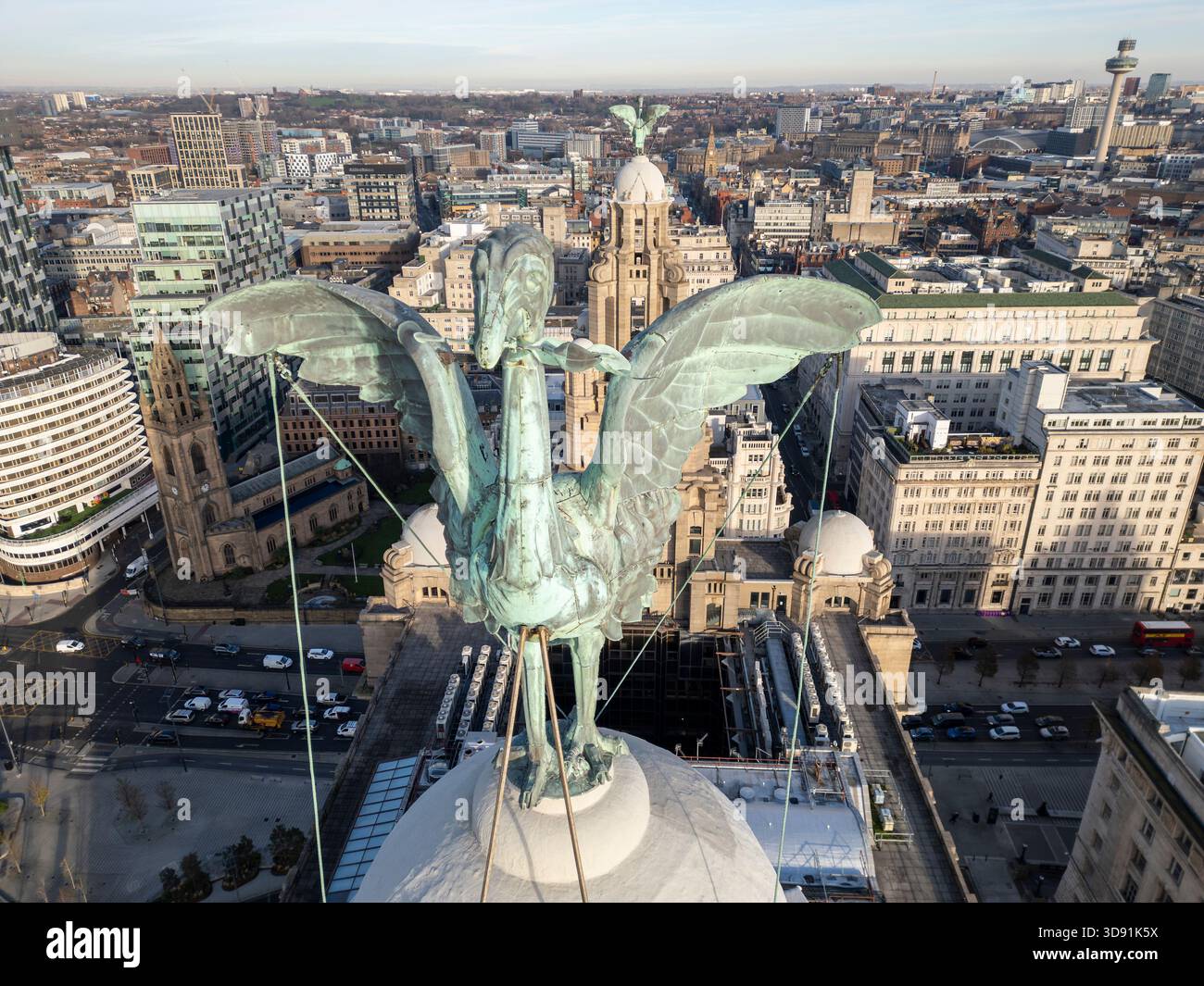 LIVERPOOL, MERSEYSIDE, ANGLETERRE - 21 NOVEMBRE 2025 : les célèbres oiseaux du foie perchés sur le Royal Liver Building sur Pier Head, Liverpool, Merseyside, en Banque D'Images