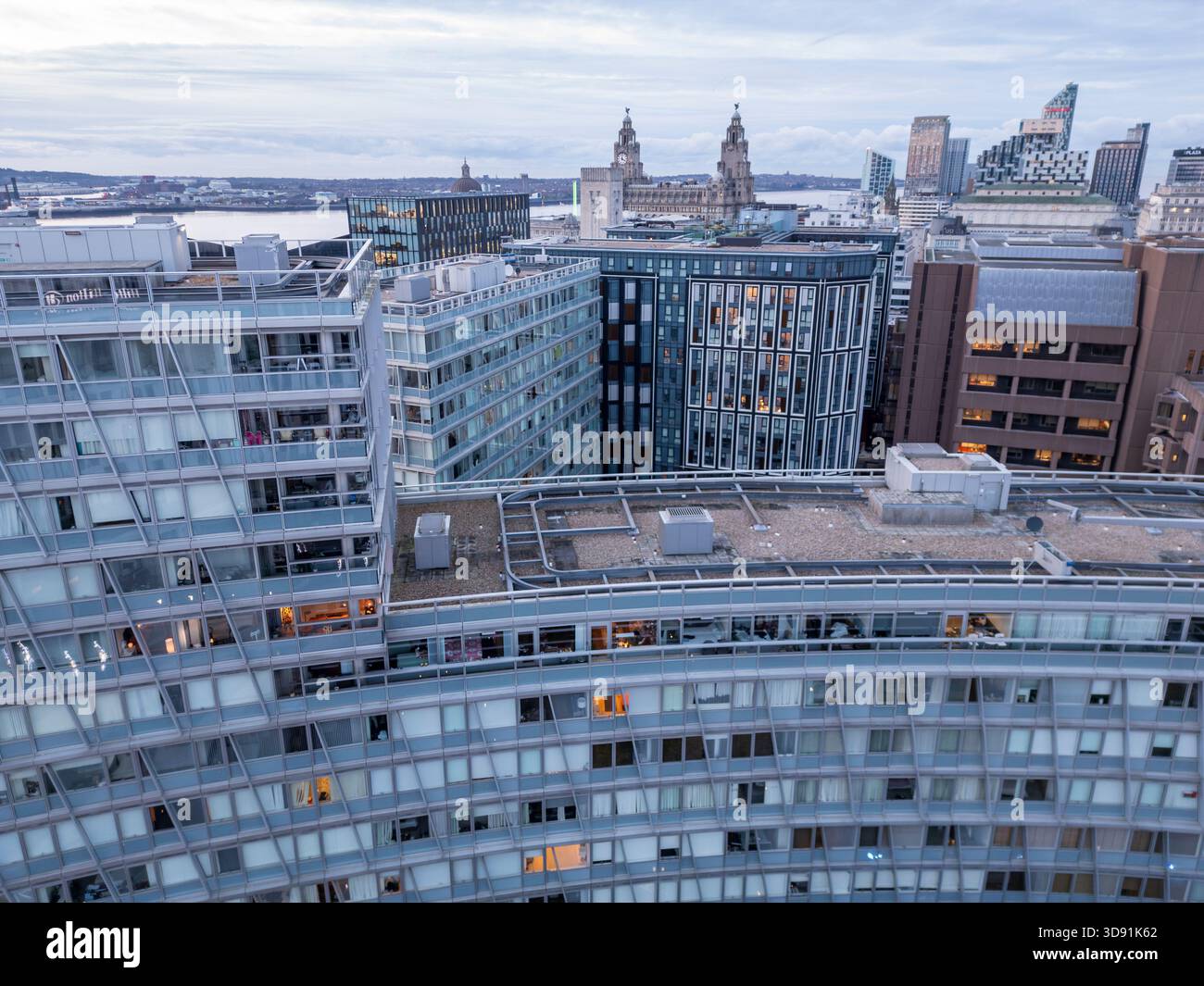 LIVERPOOL, MERSEYSIDE, ANGLETERRE - 21 NOVEMBRE 2025 : structure en verre et acier du bâtiment résidentiel One Park West, Liverpool One Banque D'Images