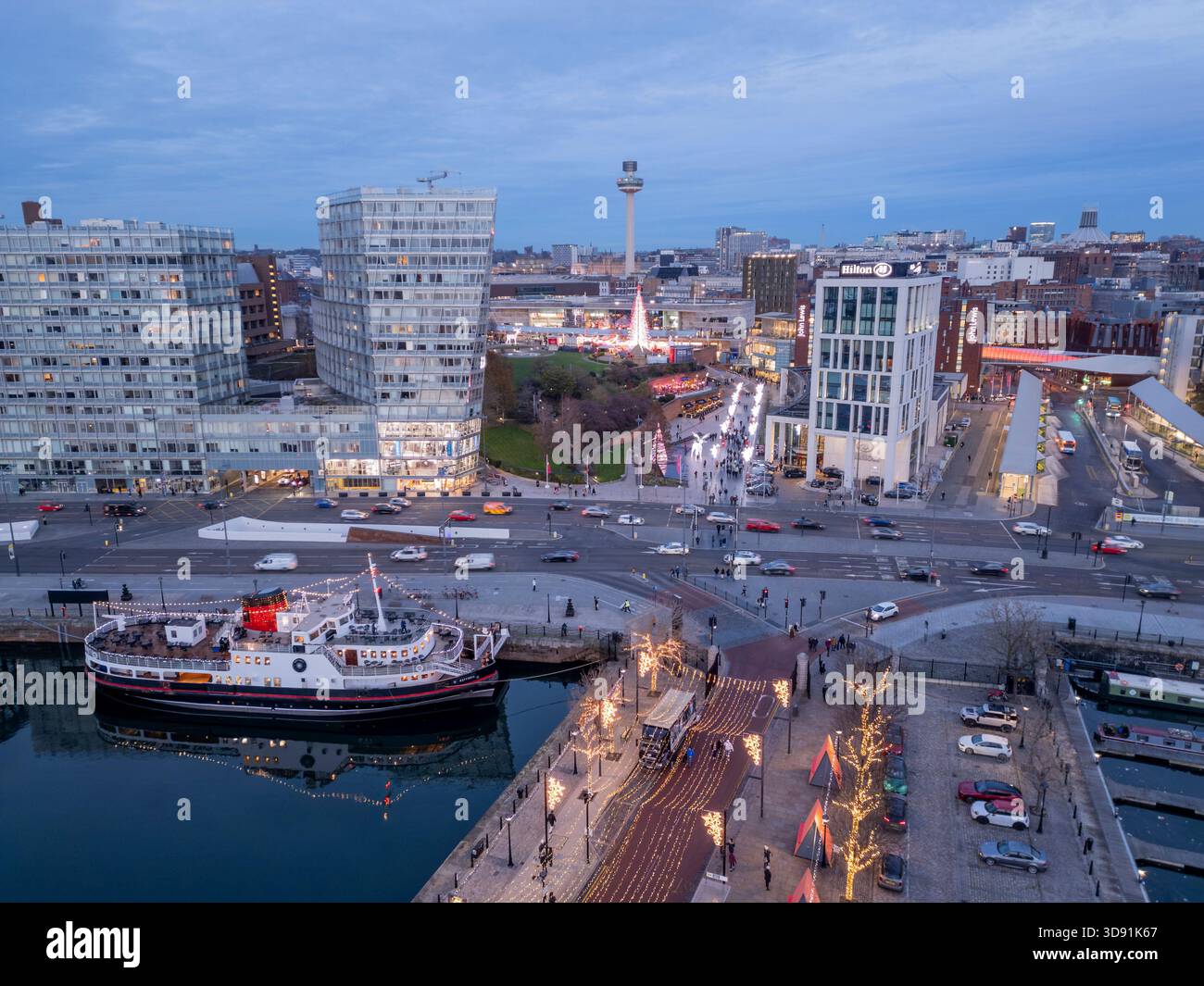 LIVERPOOL, MERSEYSIDE, ANGLETERRE - 21 NOVEMBRE 2025 : ferry historique Royal Daffodil amarré à Canning Dock avec le Liverpool One illuminé au crépuscule, E. Banque D'Images
