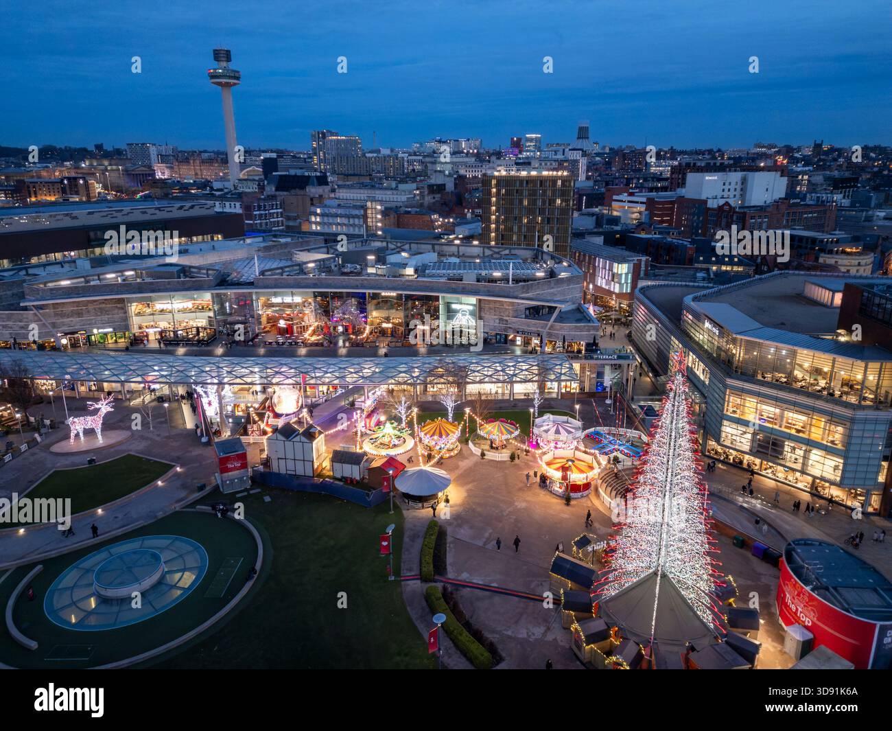 LIVERPOOL, MERSEYSIDE, ANGLETERRE - 21 NOVEMBRE 2025 : magasins Liverpool One et attractions funfair à Noël Banque D'Images