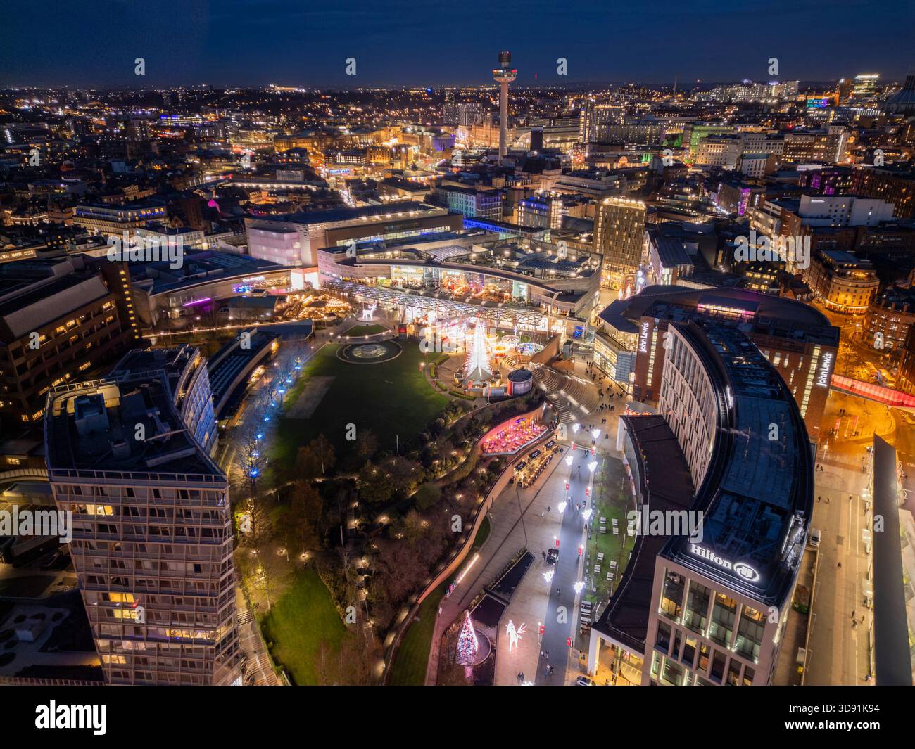 LIVERPOOL, MERSEYSIDE, ANGLETERRE - 21 NOVEMBRE 2025 : le complexe moderne Liverpool One illuminé par des lumières de Noël la nuit en Angleterre Banque D'Images