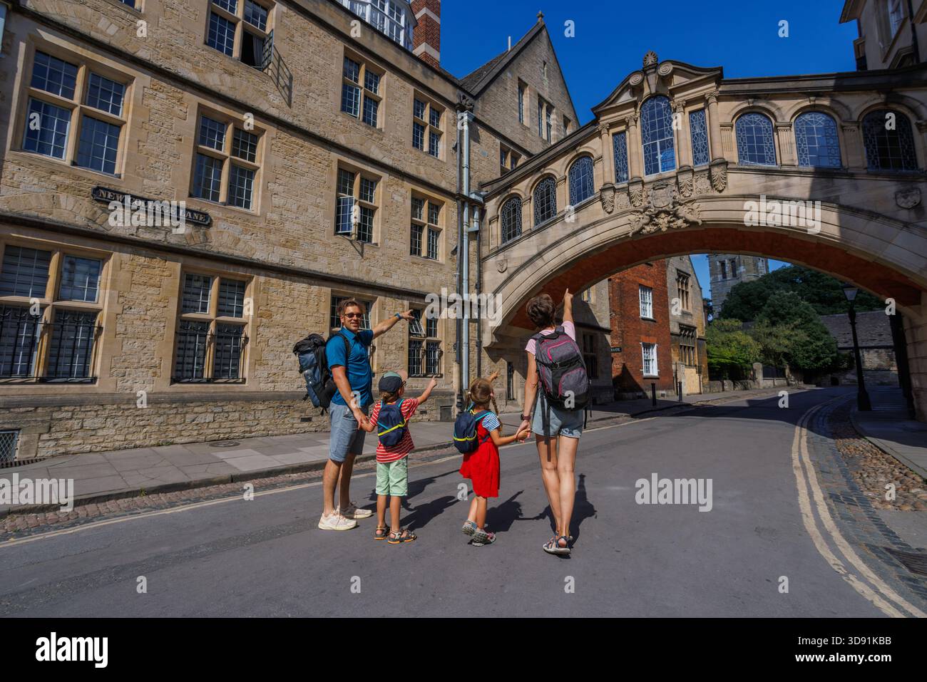 Les touristes familiaux explorent le pont historique des Soupirs, Oxford, Royaume-Uni Banque D'Images