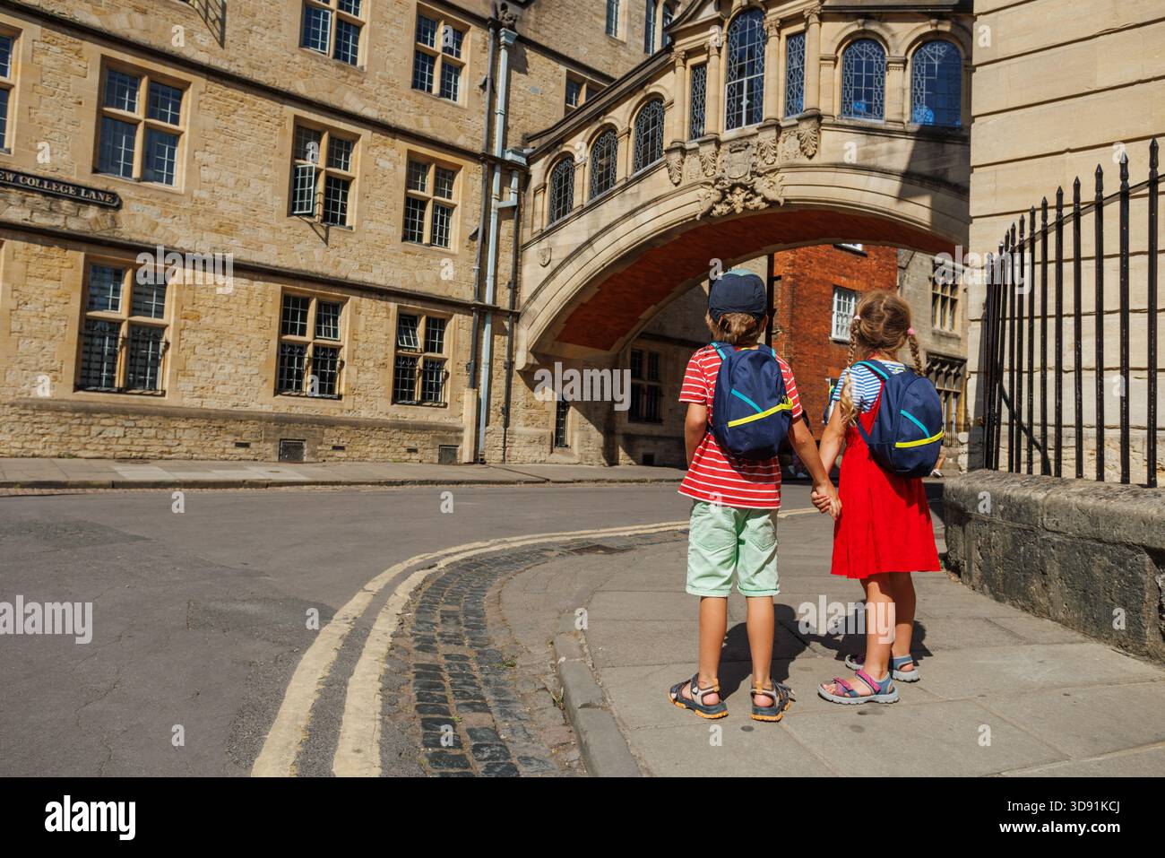 Deux enfants regardent vers un pont remarquable des Soupirs, Oxford, Angleterre Banque D'Images