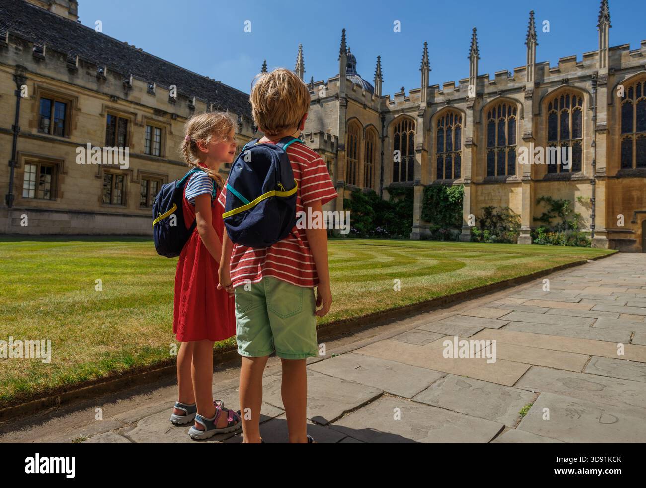 Deux enfants explorent la cour du All Souls College, Oxford, Angleterre Banque D'Images