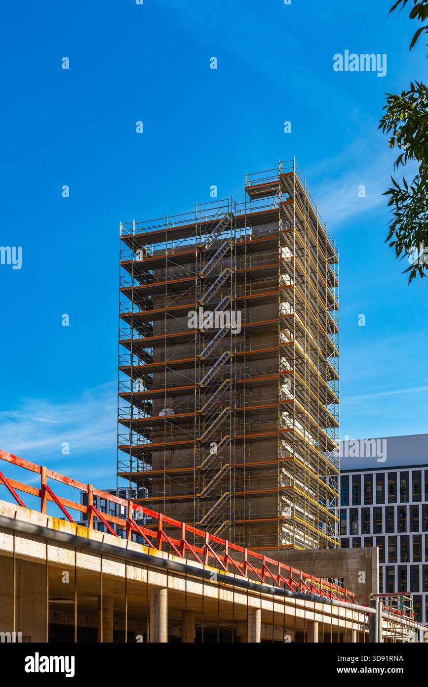 Immeuble de bureaux gratte-ciel en construction dans le nouveau quartier européen de Francfort, Allemagne Banque D'Images