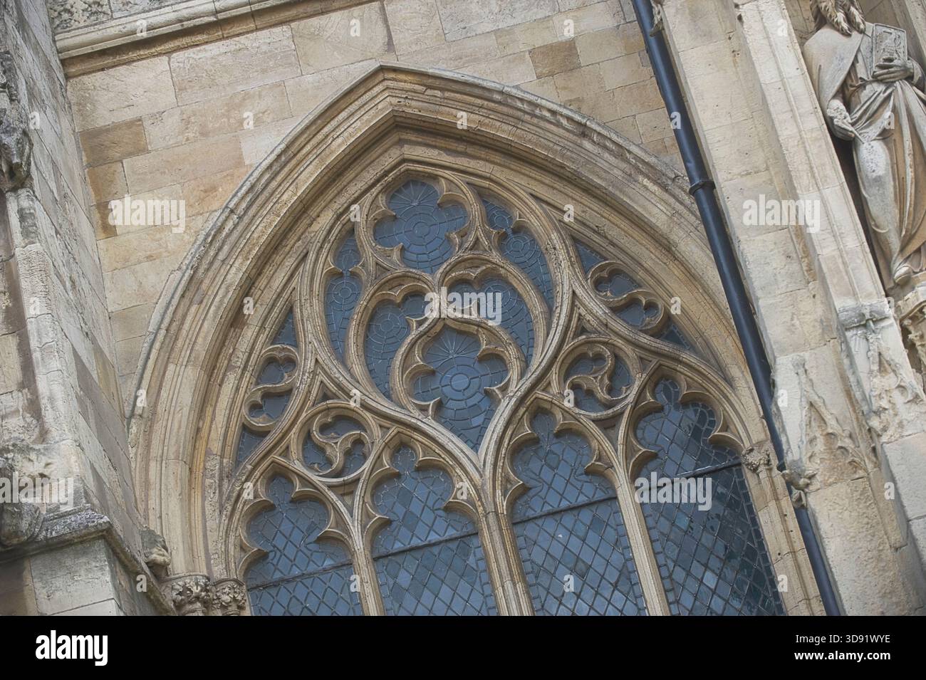 Beverley Minster, dans le Yorkshire de l'est, est l'une des plus belles églises gothiques d'Europe et un chef-d'œuvre de l'architecture médiévale. Commencée vers 1120 comme collégiale augustinienne remplaçant un ancien monastère anglo-saxon fondé par Saint-Jean de Beverley, elle a été largement reconstruite de 1220 à 1420 dans un style anglais rayonnant, décoré et perpendiculaire. Célèbre pour ses tours ouest jumelles, ses magnifiques sculptures en pierre du XIVe siècle (y compris des anges musicaux et des ménestrels), sa nef imposante et sa grue à roue sur pied unique du XVIe siècle encore en place, elle rivalise avec de nombreuses cathédrales en termes d'échelle et de beauté. Un lieu de pèlerinage fo Banque D'Images