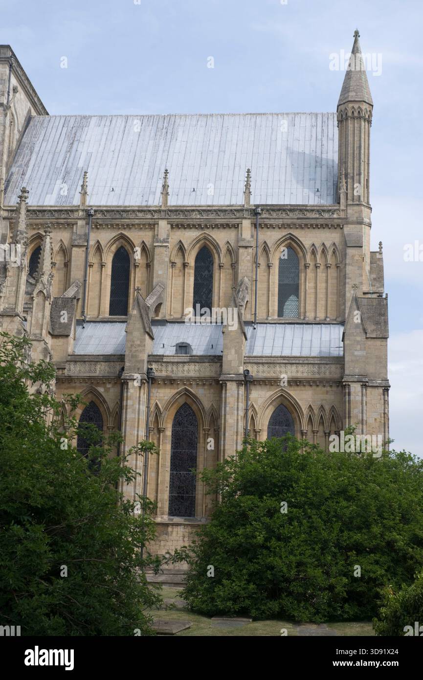 Beverley Minster, dans le Yorkshire de l'est, est l'une des plus belles églises gothiques d'Europe et un chef-d'œuvre de l'architecture médiévale. Commencée vers 1120 comme collégiale augustinienne remplaçant un ancien monastère anglo-saxon fondé par Saint-Jean de Beverley, elle a été largement reconstruite de 1220 à 1420 dans un style anglais rayonnant, décoré et perpendiculaire. Célèbre pour ses tours ouest jumelles, ses magnifiques sculptures en pierre du XIVe siècle (y compris des anges musicaux et des ménestrels), sa nef imposante et sa grue à roue sur pied unique du XVIe siècle encore en place, elle rivalise avec de nombreuses cathédrales en termes d'échelle et de beauté. Un lieu de pèlerinage fo Banque D'Images