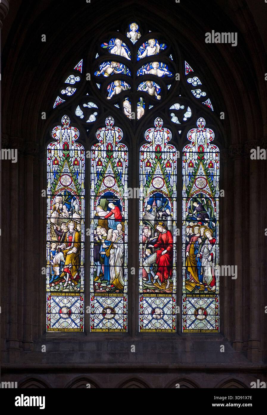 Beverley Minster, dans le Yorkshire de l'est, est l'une des plus belles églises gothiques d'Europe et un chef-d'œuvre de l'architecture médiévale. Commencée vers 1120 comme collégiale augustinienne remplaçant un ancien monastère anglo-saxon fondé par Saint-Jean de Beverley, elle a été largement reconstruite de 1220 à 1420 dans un style anglais rayonnant, décoré et perpendiculaire. Célèbre pour ses tours ouest jumelles, ses magnifiques sculptures en pierre du XIVe siècle (y compris des anges musicaux et des ménestrels), sa nef imposante et sa grue à roue sur pied unique du XVIe siècle encore en place, elle rivalise avec de nombreuses cathédrales en termes d'échelle et de beauté. Un lieu de pèlerinage fo Banque D'Images