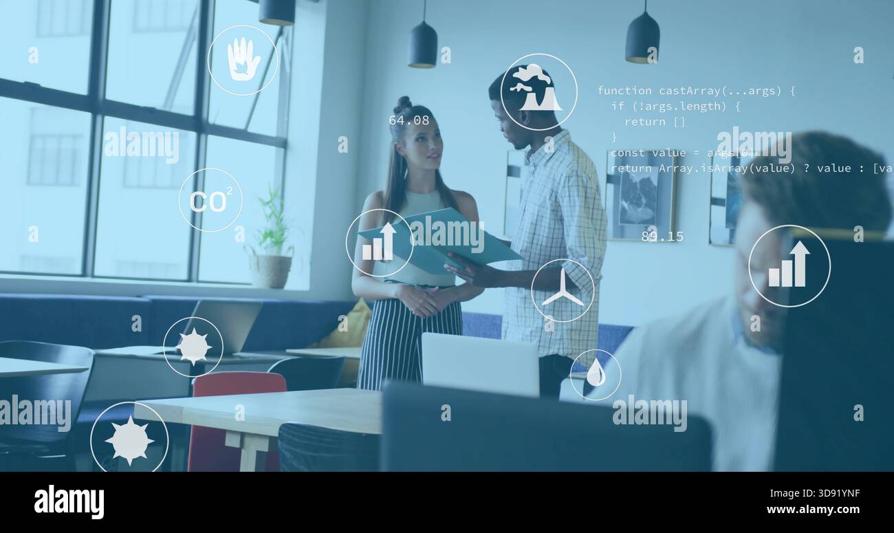 Examinez la paire dans la chemise à carreaux et la robe rayée tenant le dossier sarcelle dans le bureau avec des superpositions de données Banque D'Images