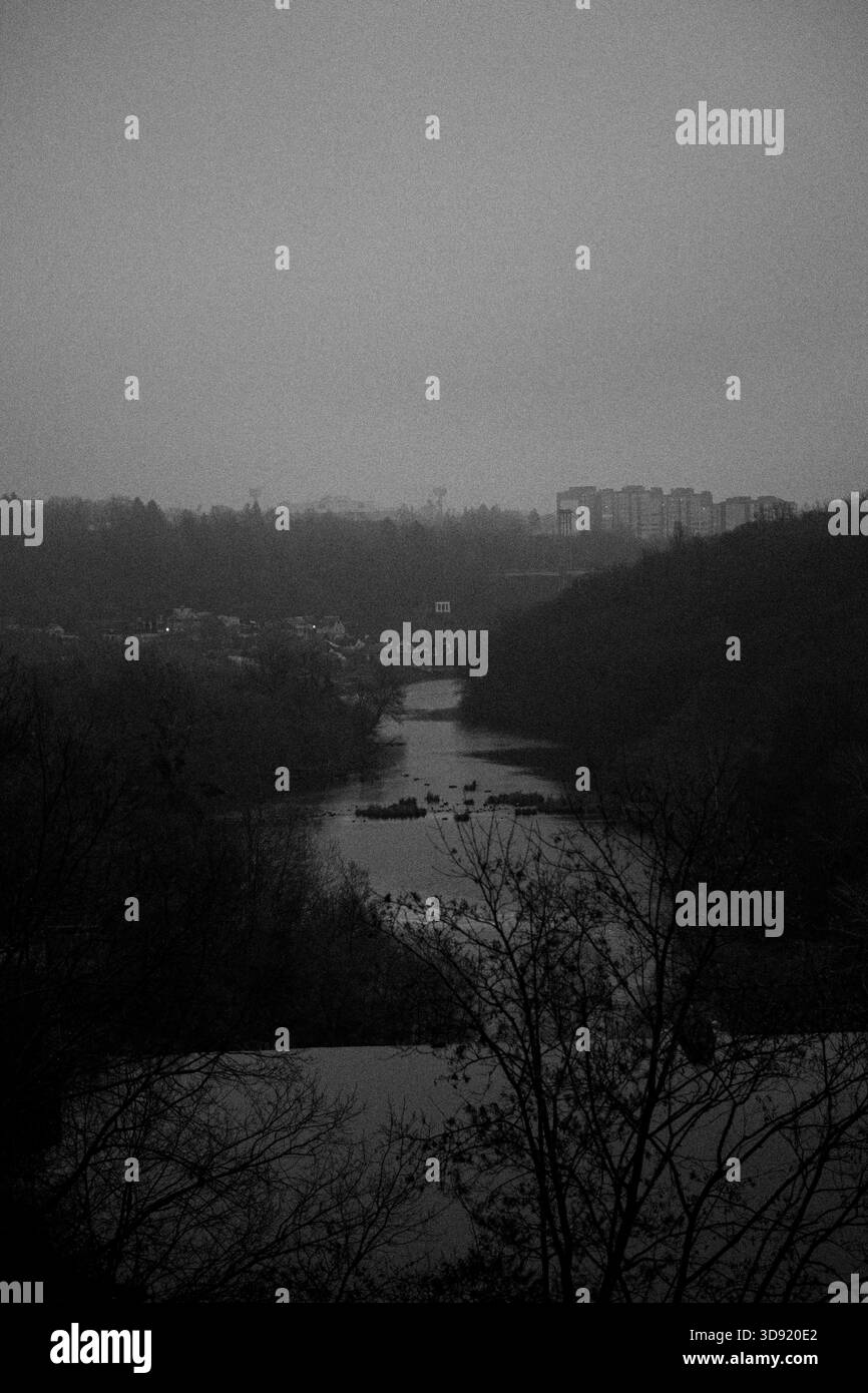 Vue de la ville depuis un rocher, un barrage en face, temps gris, brouillard, froid, rivière Banque D'Images