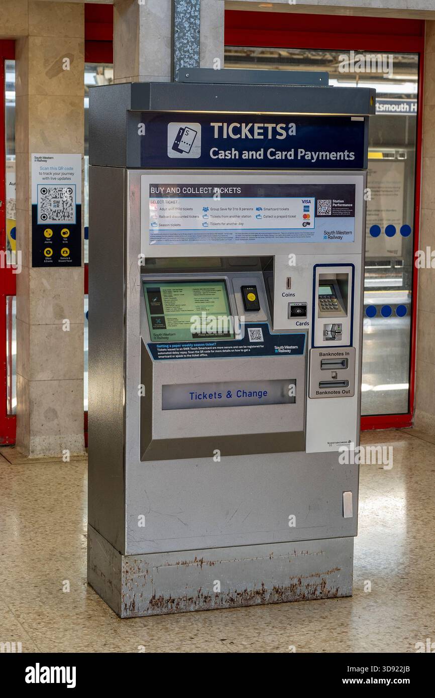 Distributeur automatique de billets sur le quai de la gare centrale de Southampton. Distributeur de billets de train. Banque D'Images