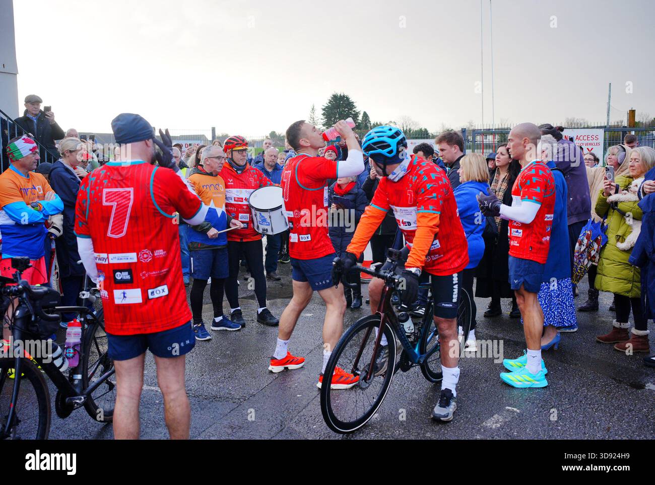 Kevin Sinfield quitte le Gorseinon Rugby Club pour la troisième journée du défi 7 en 7 : Together 2025, Swansea. Date : mercredi 3 décembre 2025. Banque D'Images