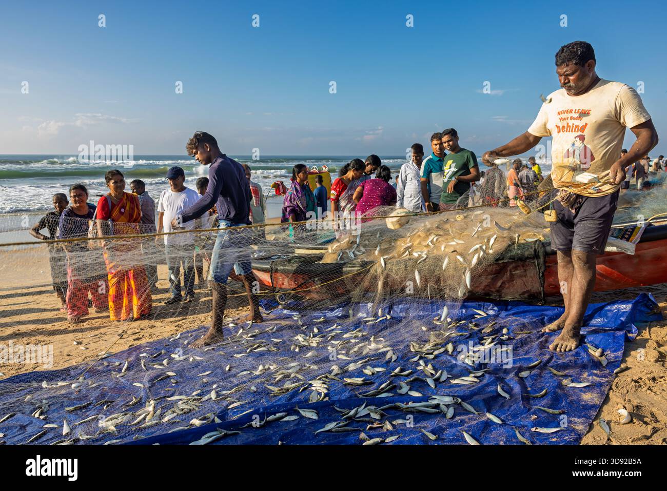Pêcheurs nettoyant et préparant leur filet de pêche, plage de Puri, Odisha, Inde Banque D'Images