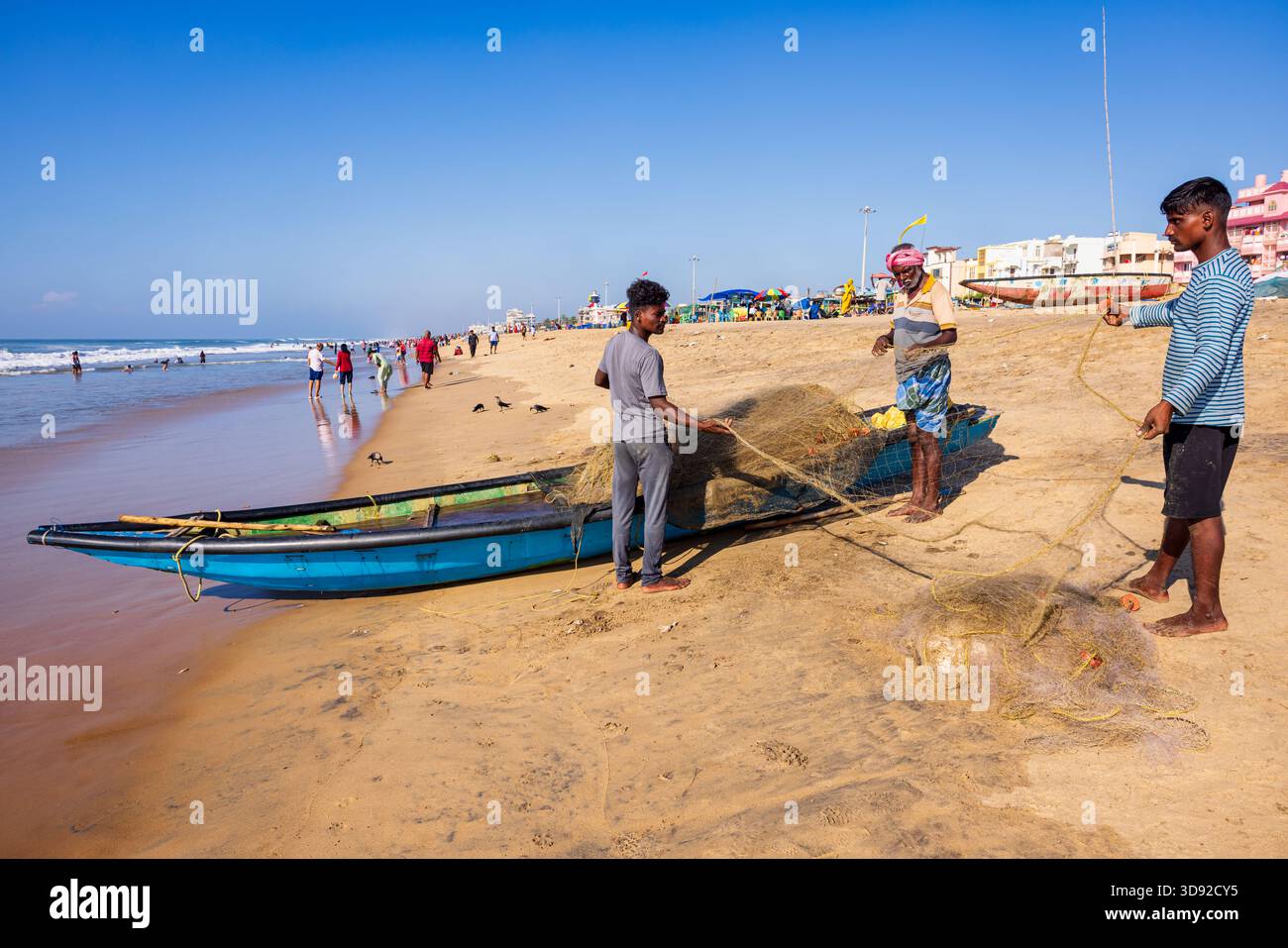 Pêcheurs indiens à Puri Beach, Puri, Odisha, Inde Banque D'Images