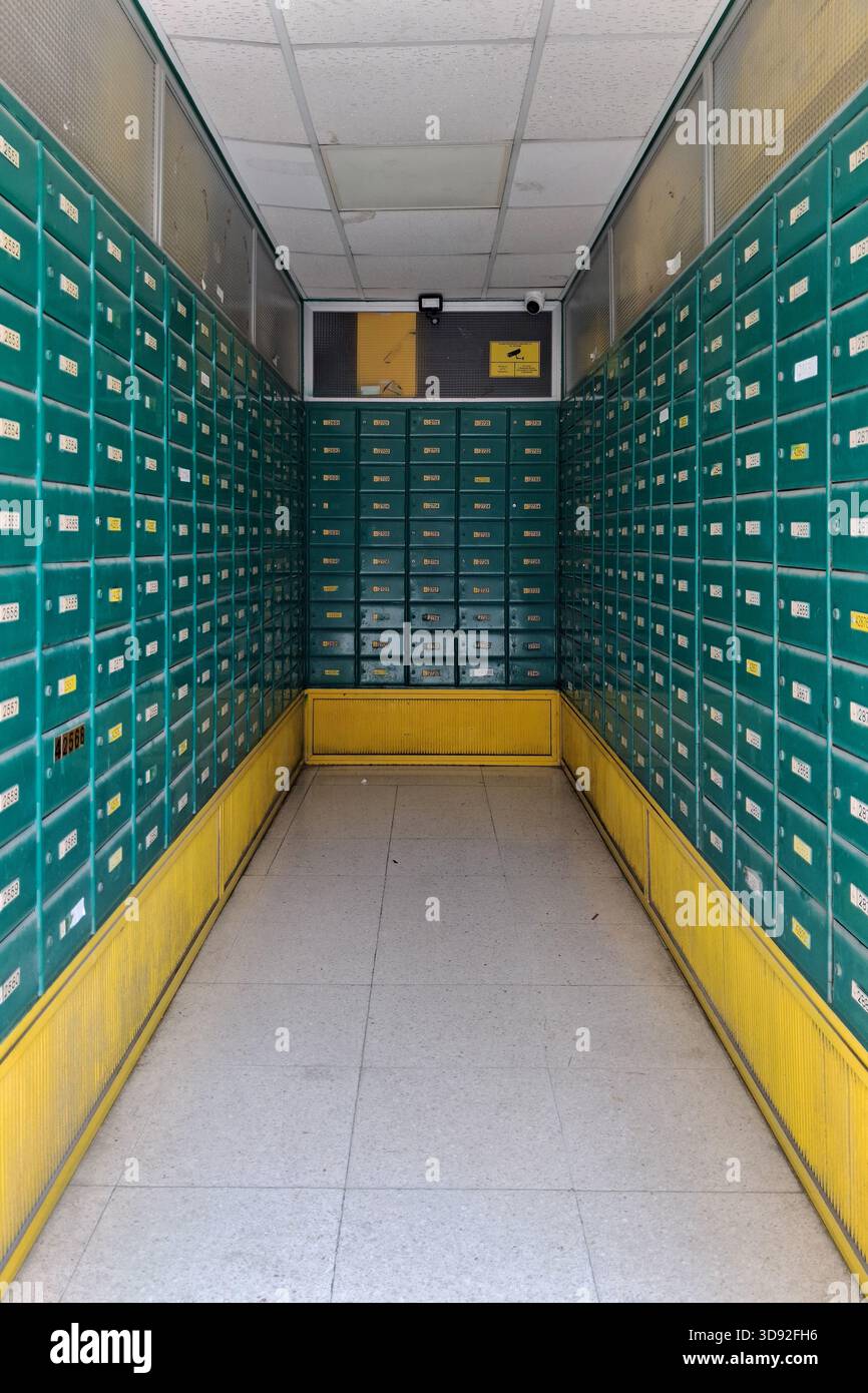 Rangées de boîtes aux lettres sur trois côtés des murs d'un couloir de bureau de poste. Banque D'Images