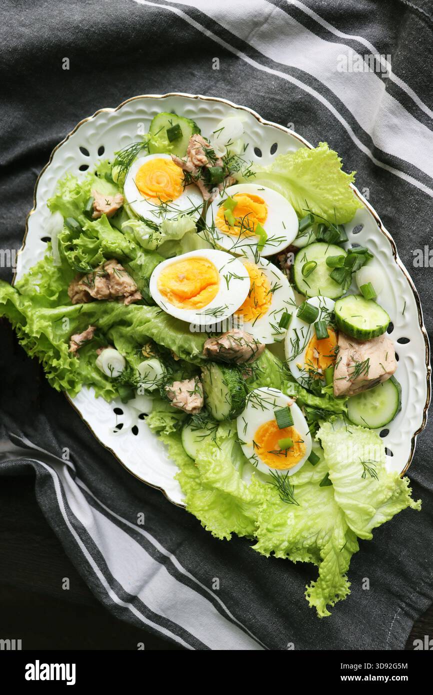 Salade de foie de morue avec œufs durs, concombre, oignons, laitue Banque D'Images