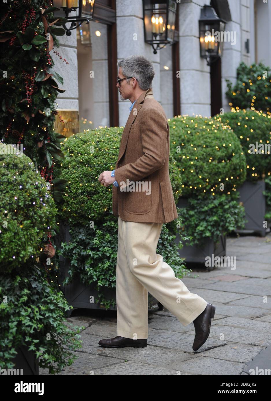 L'acteur américain Chris Pine se promène dans les rues du centre-ville de Milan, puis, avec un ami, entre dans la boutique Ralph Lauren pour faire du shopping et prend un taxi pour retourner à l'hôtel. Banque D'Images