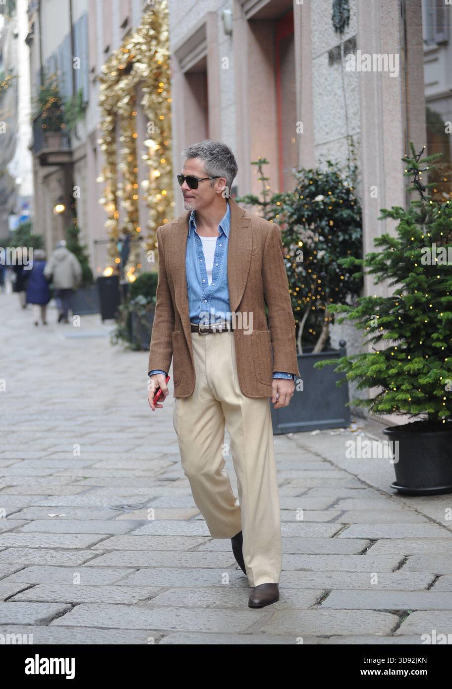 L'acteur américain Chris Pine se promène dans les rues du centre-ville de Milan, puis, avec un ami, entre dans la boutique Ralph Lauren pour faire du shopping et prend un taxi pour retourner à l'hôtel. Banque D'Images