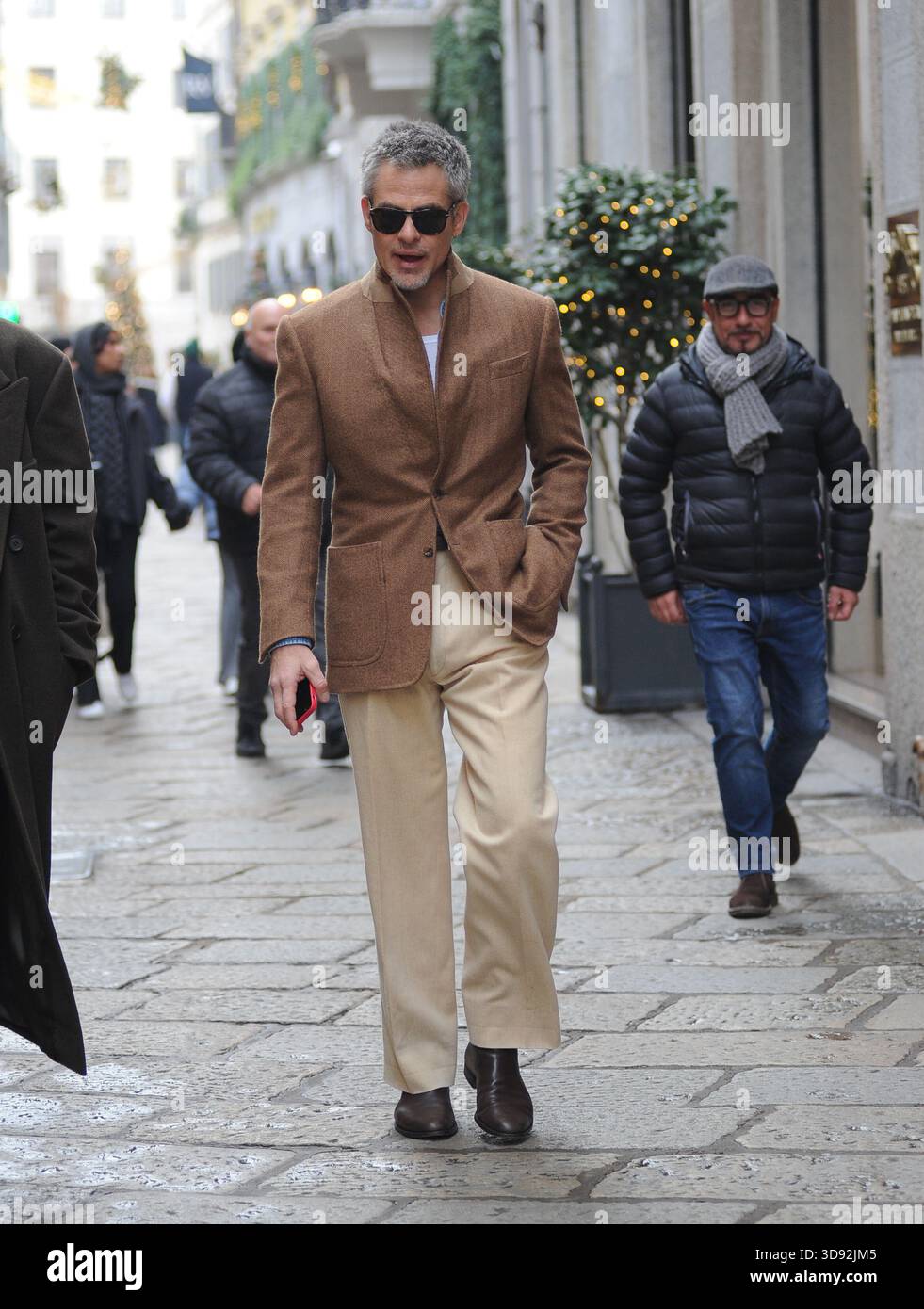 L'acteur américain Chris Pine se promène dans les rues du centre-ville de Milan, puis, avec un ami, entre dans la boutique Ralph Lauren pour faire du shopping et prend un taxi pour retourner à l'hôtel. Banque D'Images