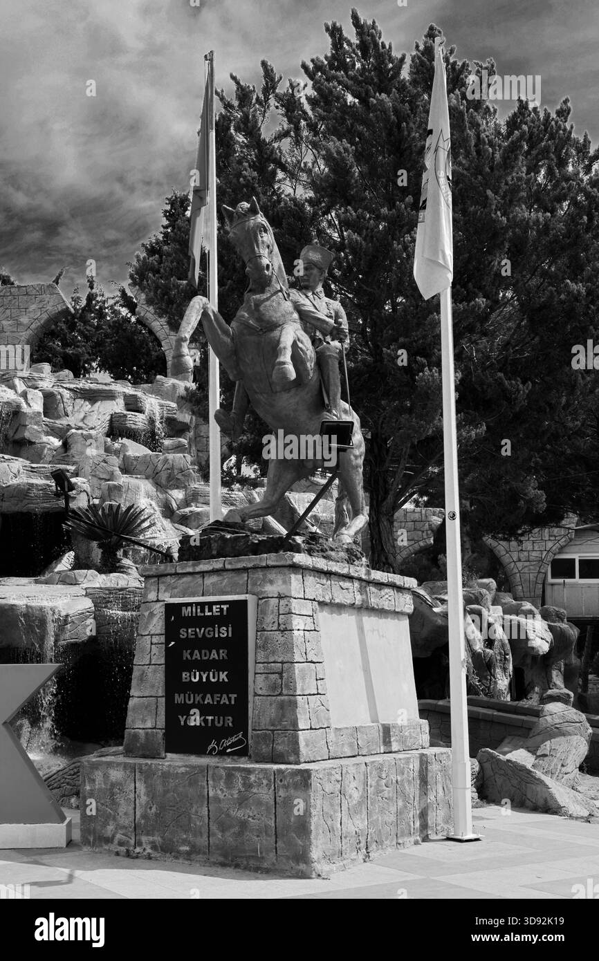 Statue de Mustafa Kemal Atatürk sur un cheval avec le drapeau turc, sur la place de la ville de Belek, Antalya, Turquie Banque D'Images