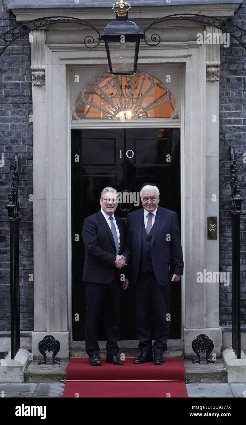 Le président allemand Frank-Walter Steinmeier est accueilli par le premier ministre Sir Keir Starmer devant le 10 Downing Street, Londres, le premier jour de la visite d'État au Royaume-Uni du président de la République fédérale d'Allemagne. Date de la photo : mercredi 3 décembre 2025. Banque D'Images