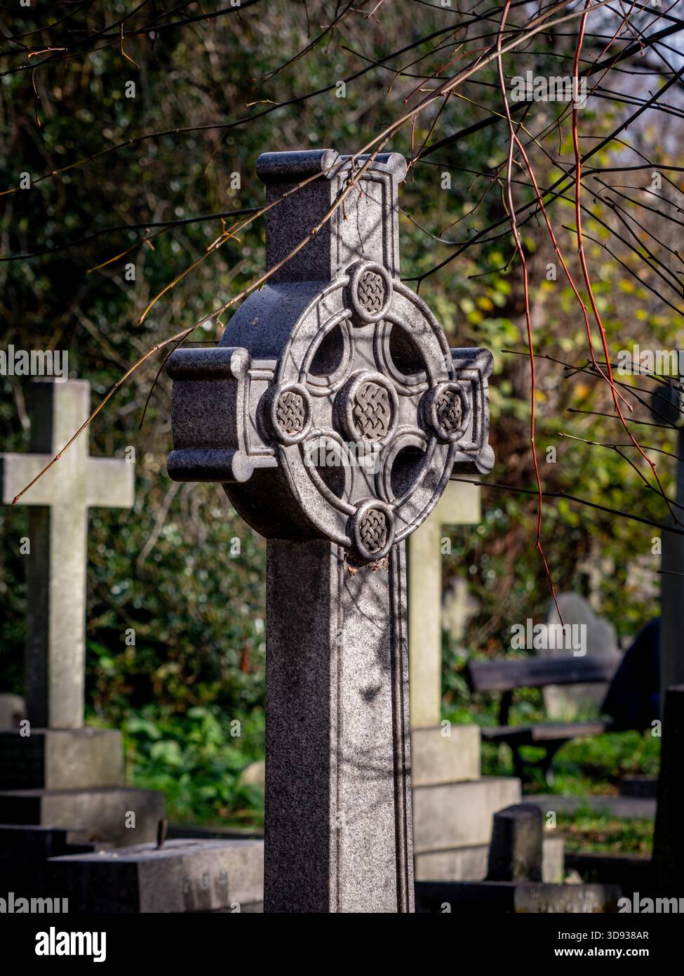 Gros plan d'une pierre tombale en croix celtique sculptée dans le cimetière de Brompton, Londres. Banque D'Images