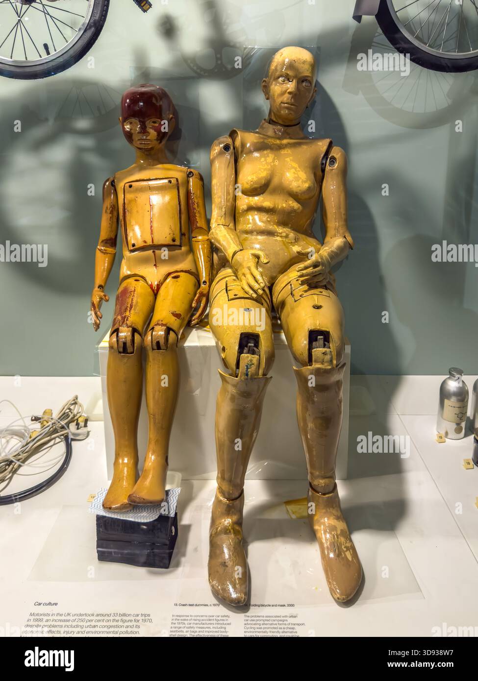 Deux mannequins d'essai de choc vintage assis, un adulte et un enfant, dans une vitrine au Science Museum de Londres. Banque D'Images