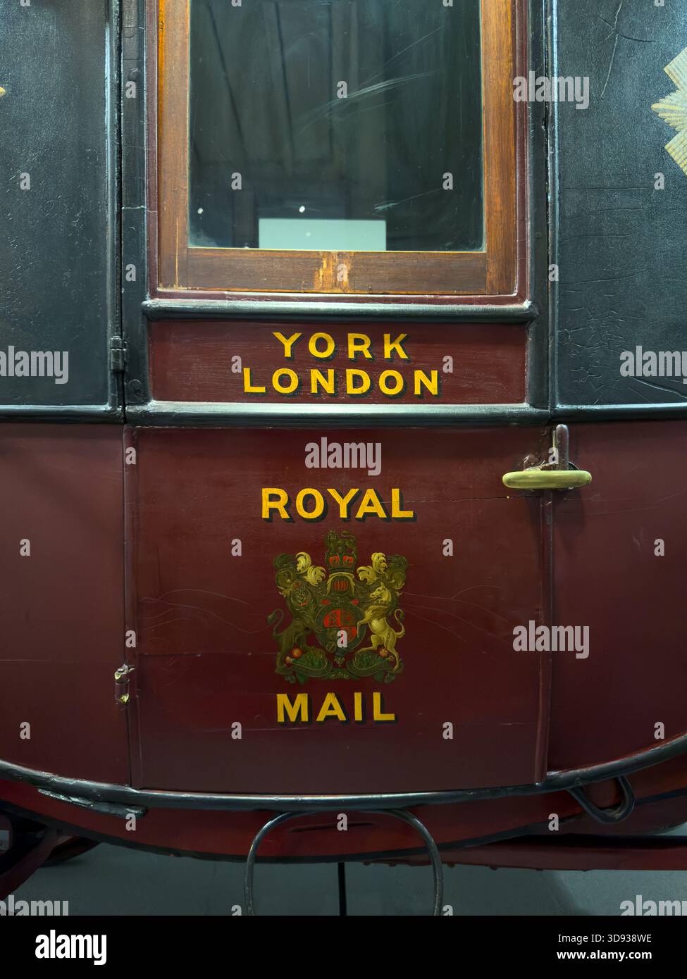 Détail de la porte d'une voiture historique du Royal mail York à Londres tirée par des chevaux au Science Museum de Londres. Banque D'Images