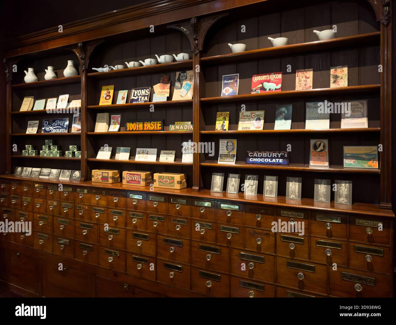 Une vitrine d'apothicaire vintage recréée avec des bouteilles de médicaments et une image de marque au Science Museum de Londres. Banque D'Images